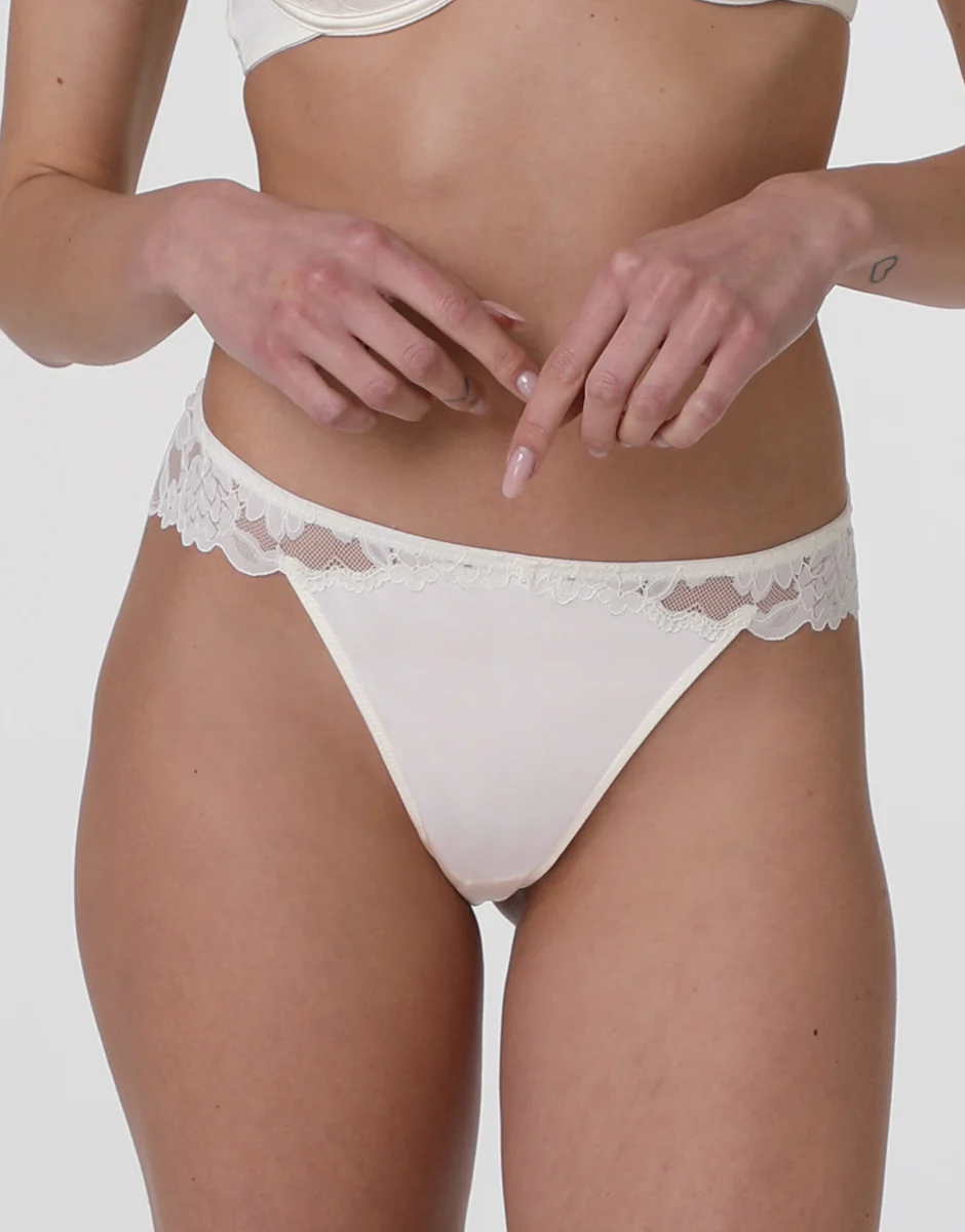 Brasiliano Beautiful Lace in pizzo e microfibra satinata, bianco latte